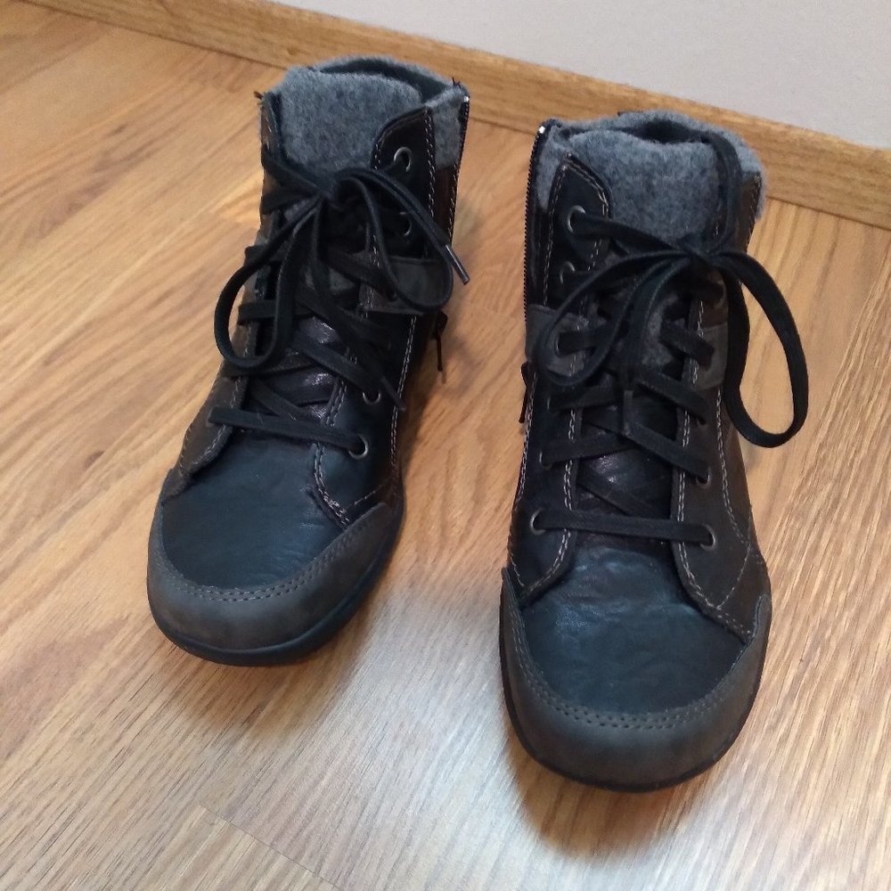 Women's Earth Origins Black Boots. Size 8.5 M